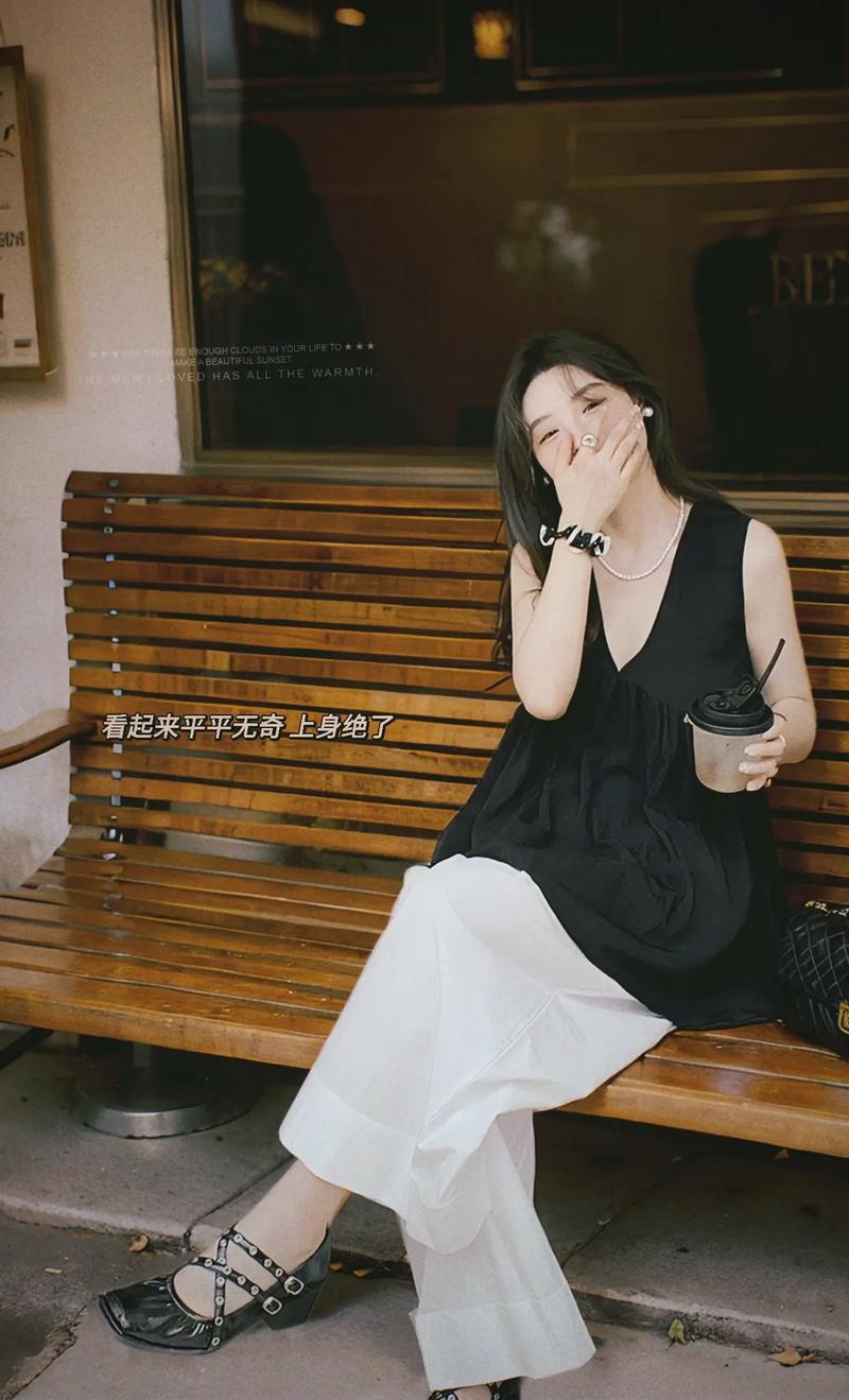 白色背心长款怎么搭配什么裤子