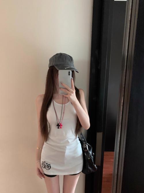白色背心长款怎么搭配