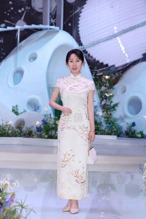 参加婚礼穿什么衣服好