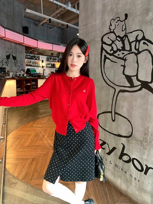 针织红色上衣怎么搭配衣服好看