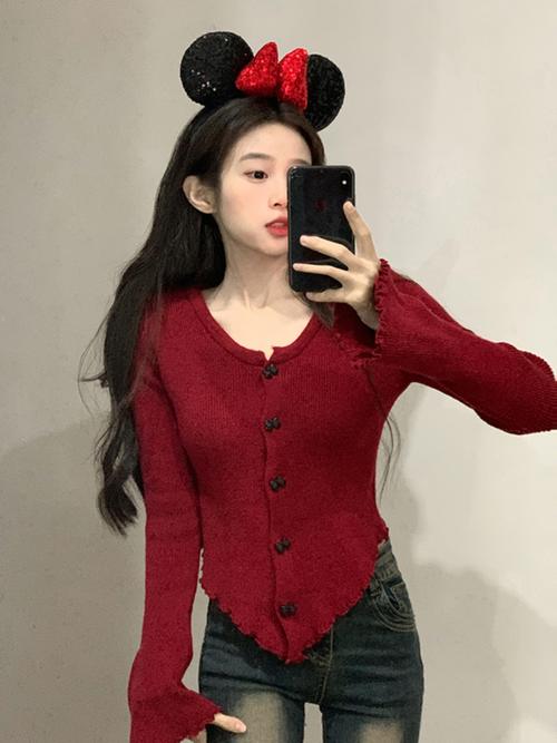 针织红色上衣怎么搭配图片欣赏