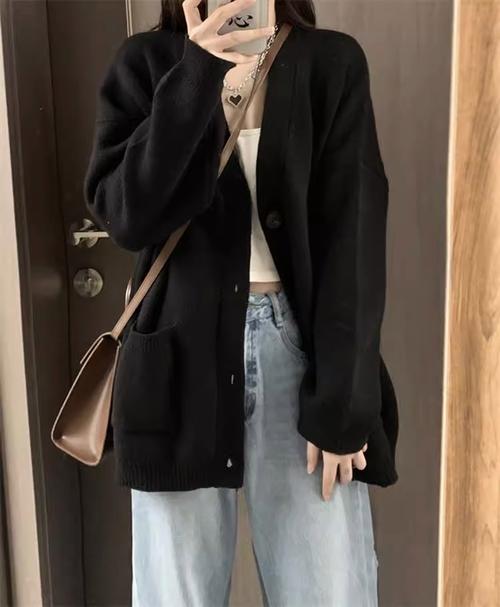 针织黑色大毛衣怎么搭配外套