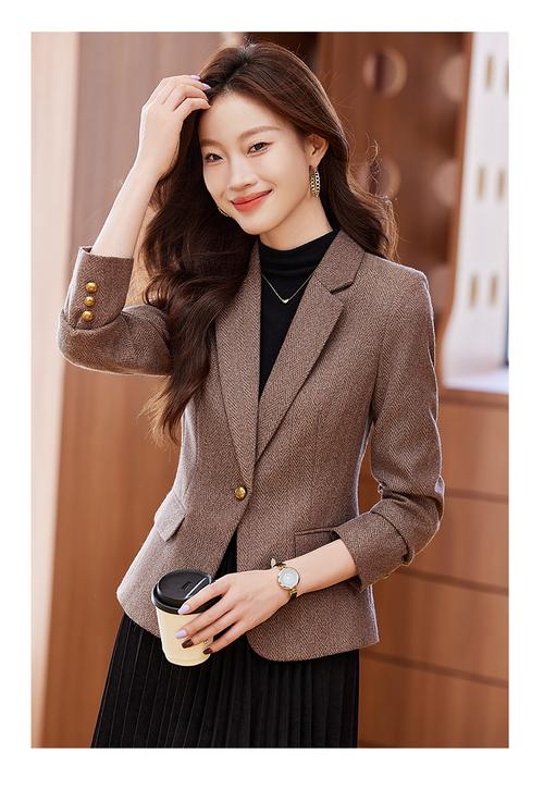 羊毛呢西服外套怎么搭配衣服好看
