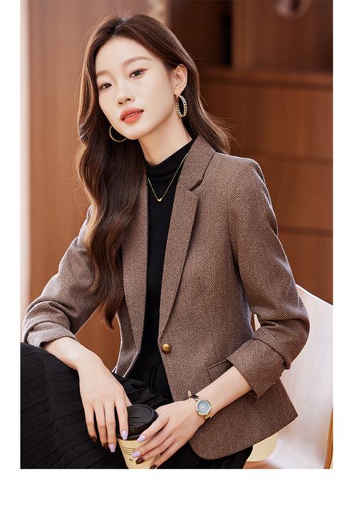 羊毛呢西服外套怎么搭配衣服好看