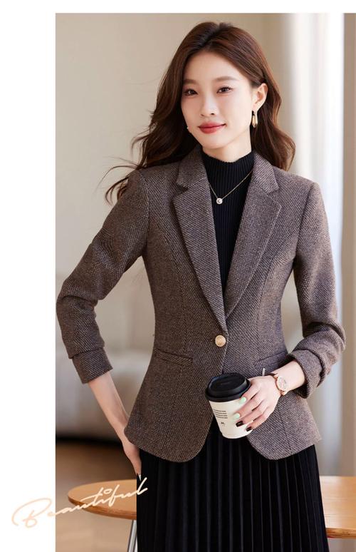 羊毛呢西服外套怎么搭配衣服