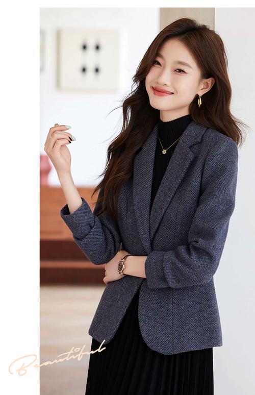 羊毛呢西服外套怎么搭配衣服