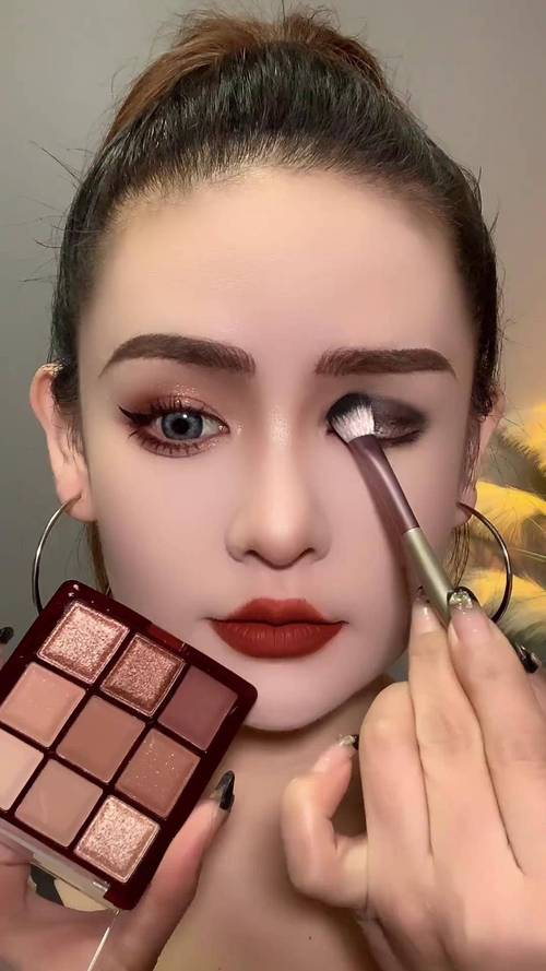 职业妆眼影怎么搭配