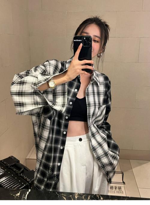 长款黑白格子长衬衫怎么搭配
