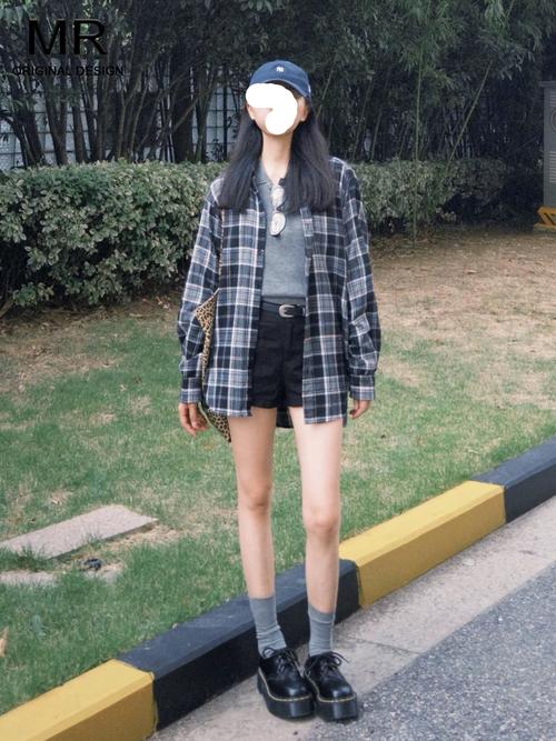 长款黑白格子长衬衫怎么搭配