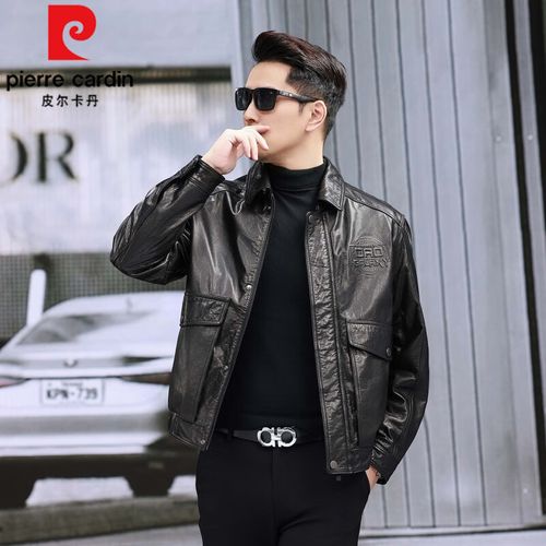 黑色翻领皮衣怎么搭配打底衣