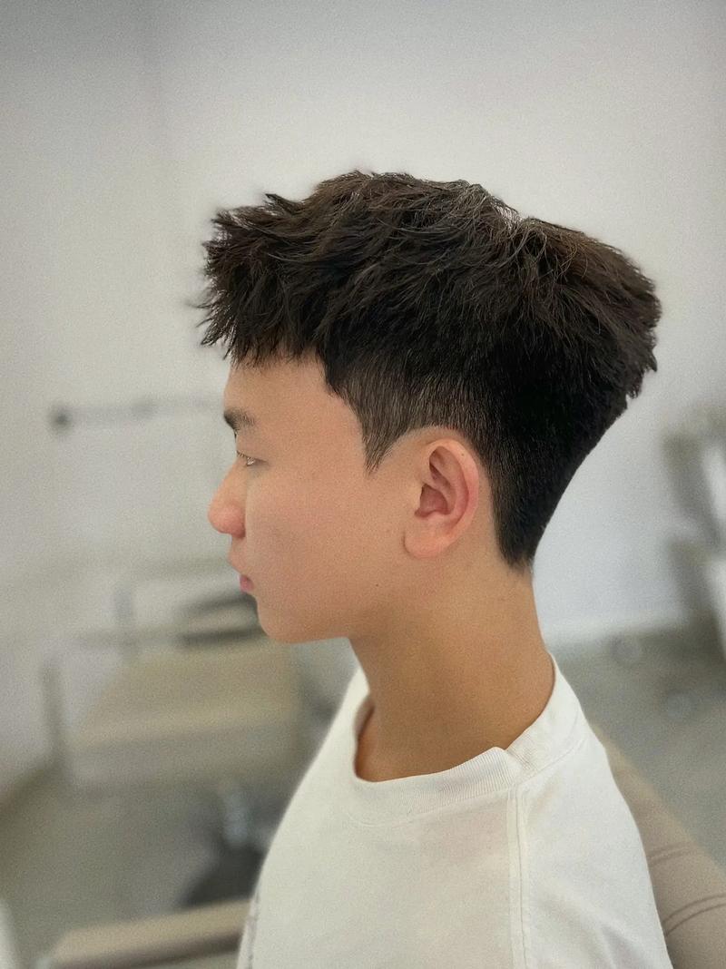 额头窄短适合什么发型