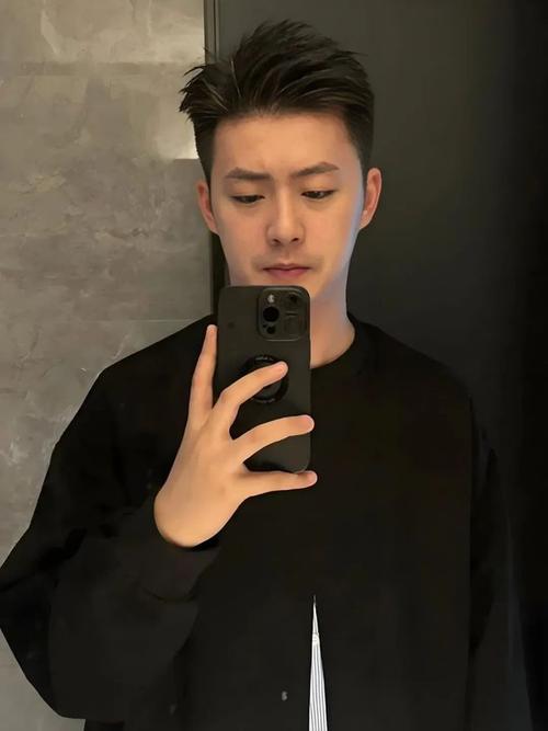 额头高男生适合什么发型