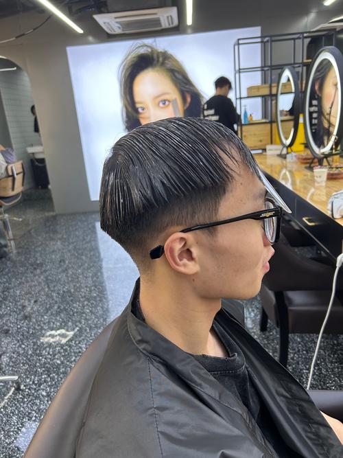 额头高男生适合什么发型