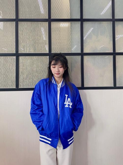 蓝色棒球服配什么裤子