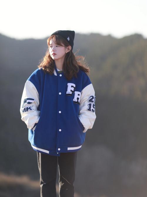 蓝色棒球服配什么裤子