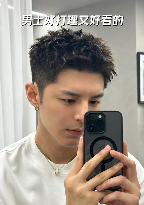 额头宽适合什么发型男