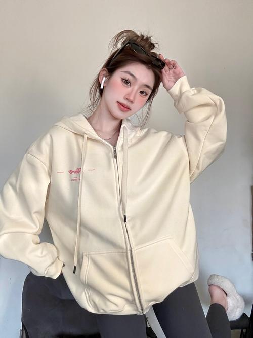 杏色卫衣怎么搭配出可爱