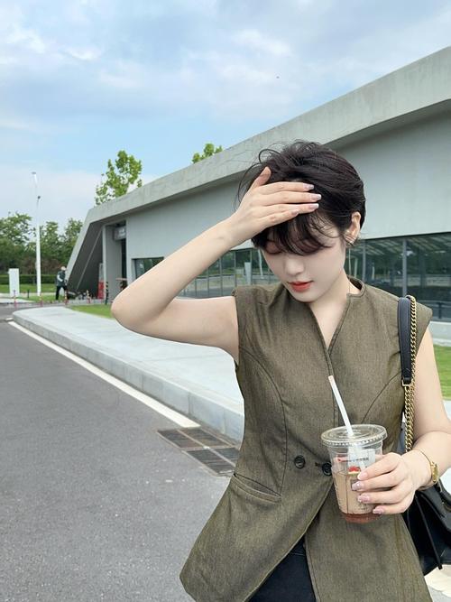 短发怎么配搭配衣服好看有气质