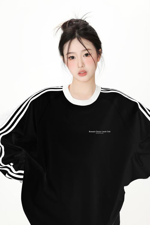 黑色中长卫衣要怎么搭配