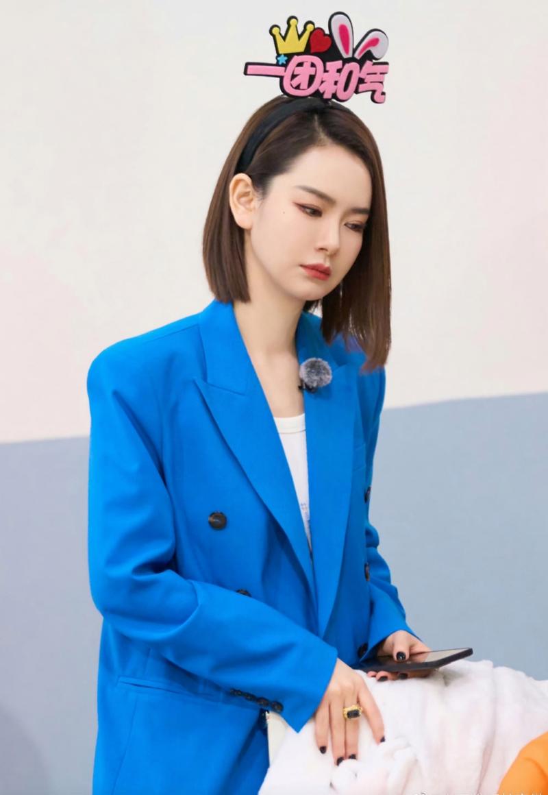 女士宝蓝色西装怎么搭配