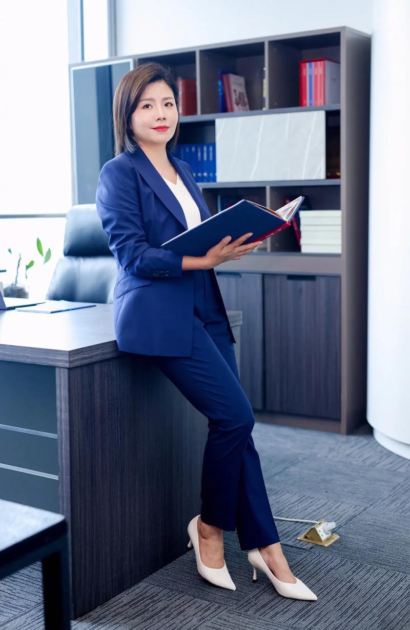 女士宝蓝色西装怎么搭配