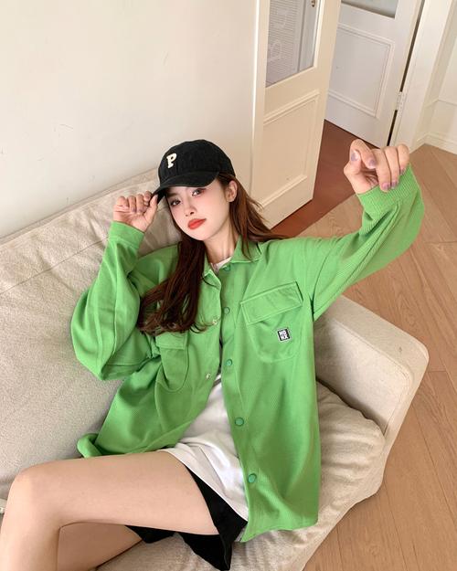 绿色衬衫怎么搭配裤子图片女