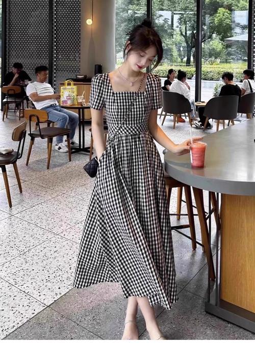 方脸穿什么衣服好看