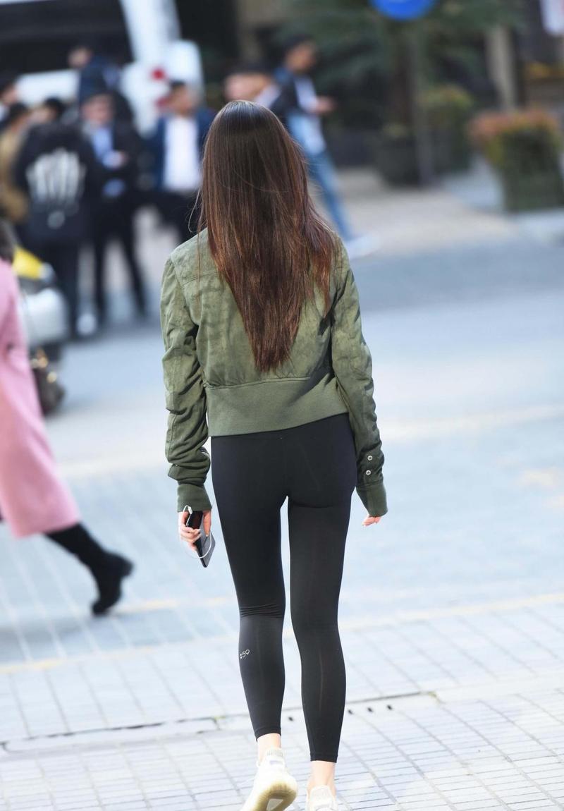 外穿紧身裤怎么搭配衣服