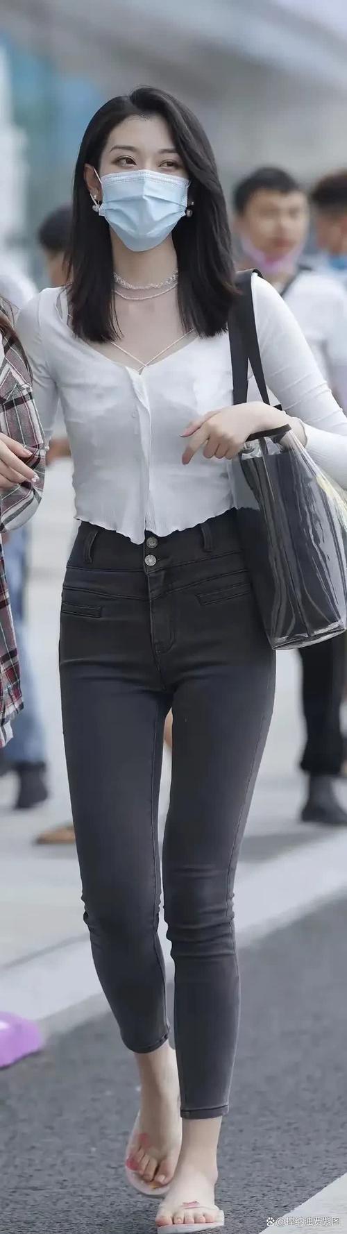 外穿紧身裤怎么搭配衣服