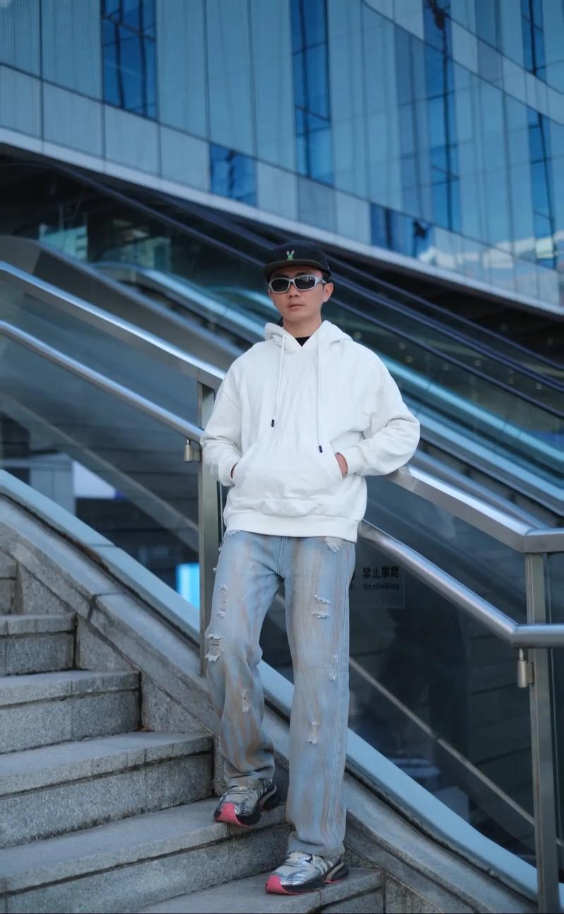 男白色卫衣怎么搭配外套