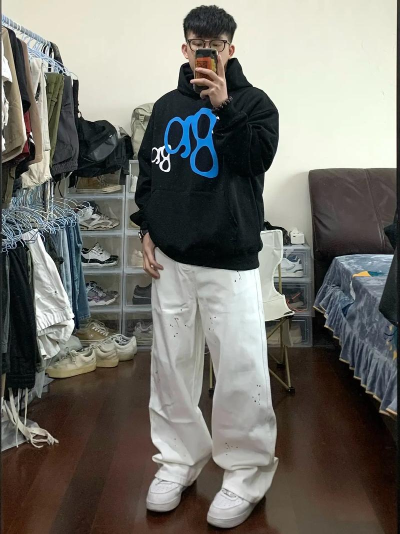 男白色卫衣怎么搭配外套