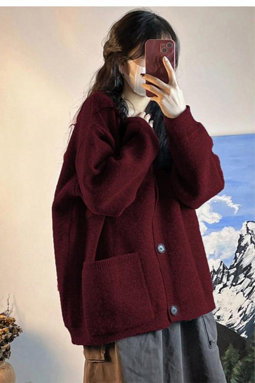 红色毛衣配什么颜色外套