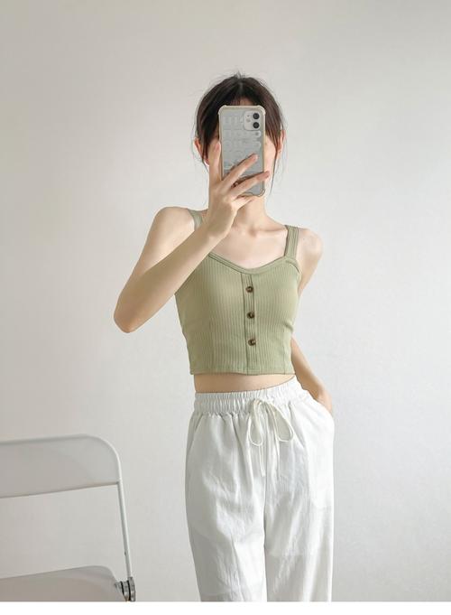 吊带棉背心怎么搭配穿