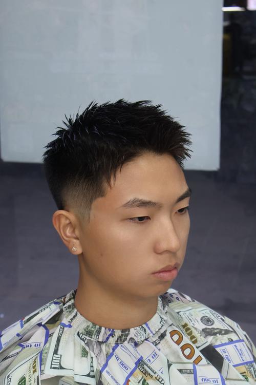 头发硬适合什么发型男