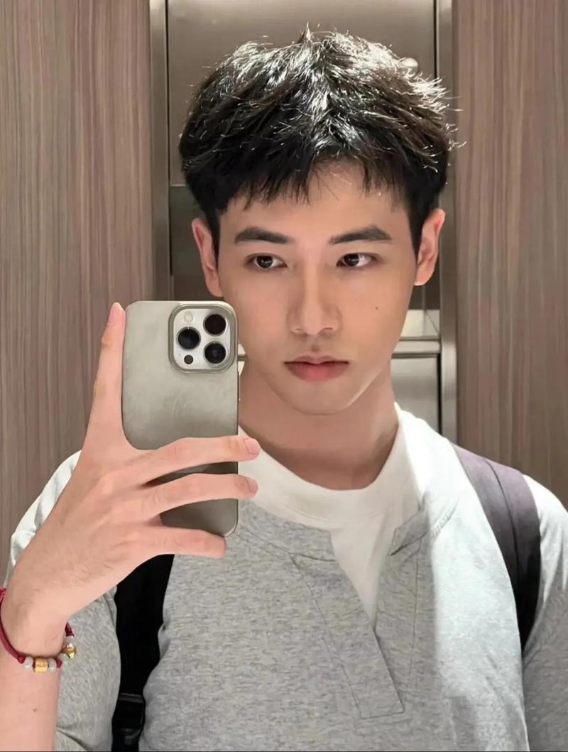 头发硬适合什么发型男
