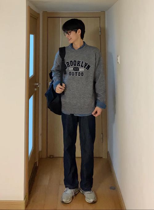 黑色长款羽绒服里面怎么搭配男