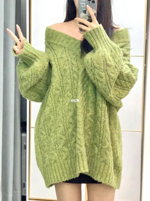 绿色中长毛衣下面怎么搭配