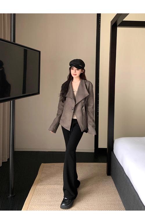 短麂皮绒外套女怎么搭配