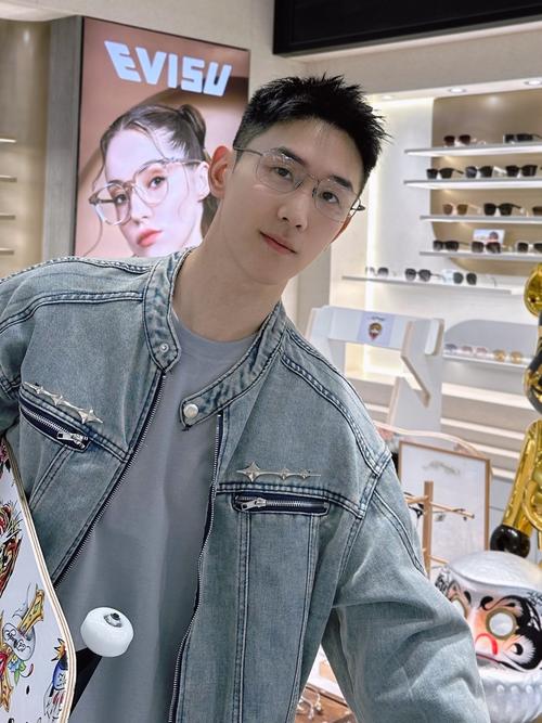 长脸男生适合什么眼镜