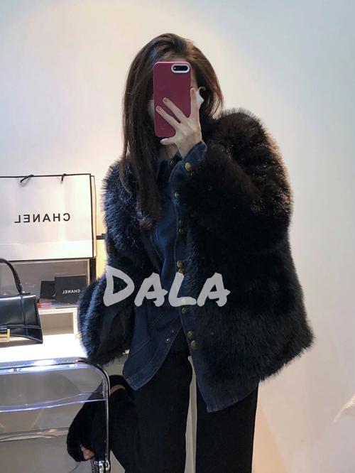 短款黑色皮草怎么搭配裙子