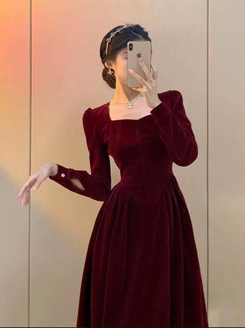 玫红色金丝绒裙子怎么搭配