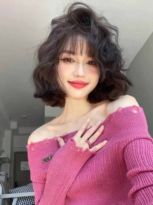 大脸人适合什么发型