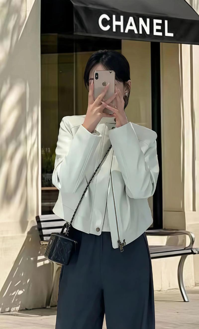 白色皮衣怎么搭配好看女