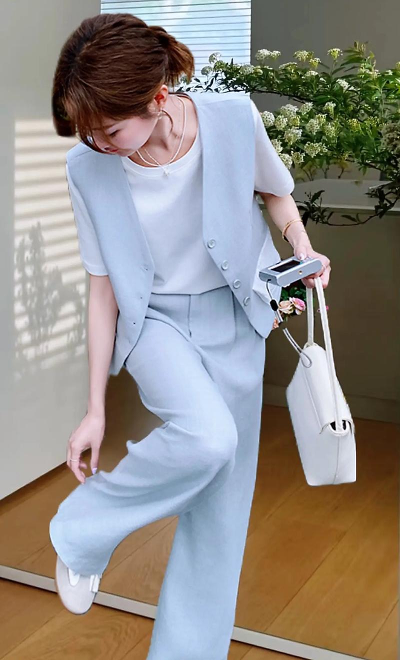 女生浅蓝色休闲西装怎么搭配