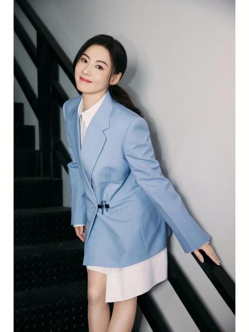 女生浅蓝色休闲西装怎么搭配