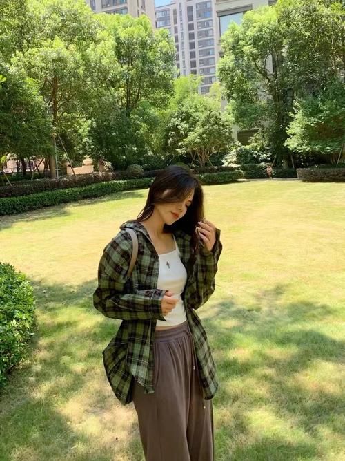 黄绿格子衬衫裙怎么搭配图