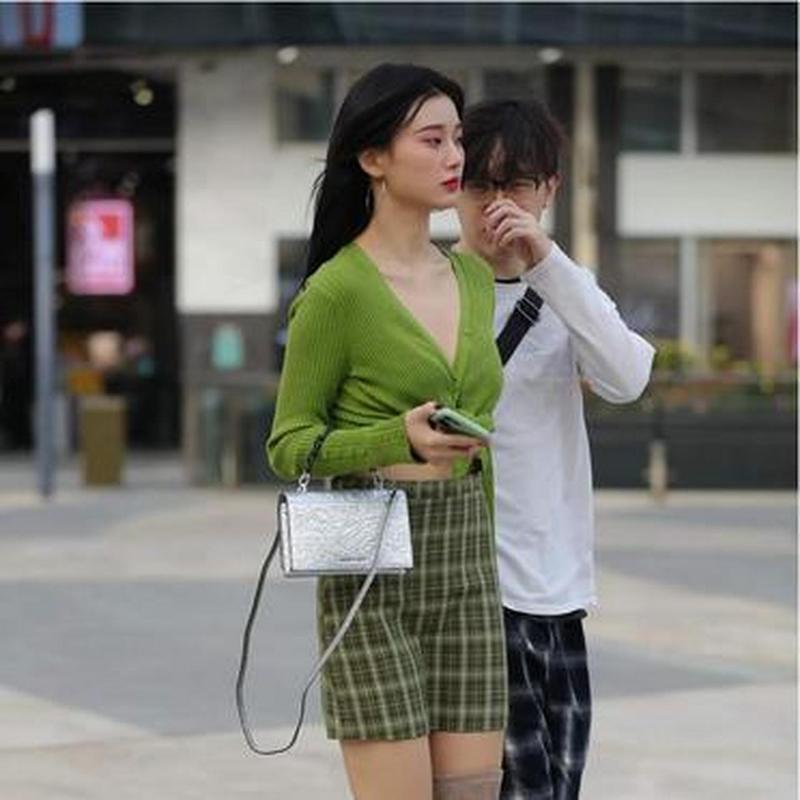 浅绿色格子裙怎么搭配