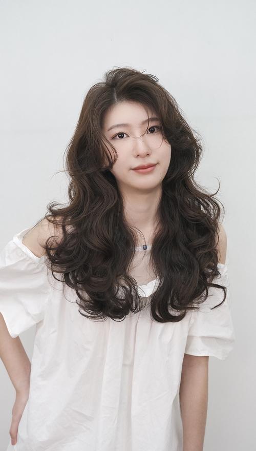 中烫发怎么搭配衣服年轻