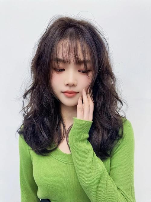 中烫发怎么搭配衣服年轻