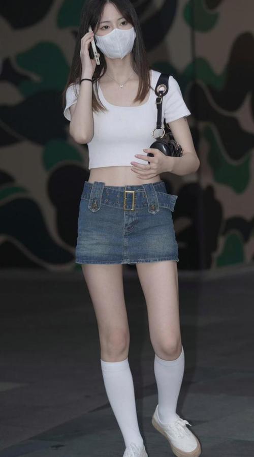 夏天牛仔短裙怎么搭配图片